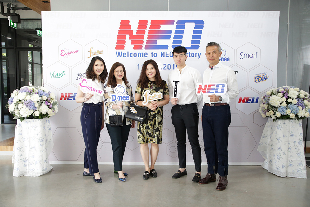 Gia đình chủ tịch tập đoàn Neo chụp cùng giám tổng giám đốc công ty Âu Lạc và con trai